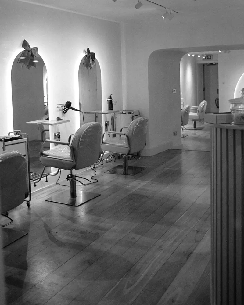 Privremena fotografija: salon sa ogledalima i frizerskim stolicama (nije salon MAMBA MB)